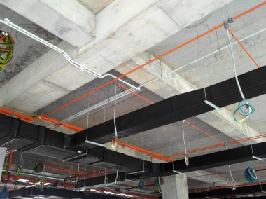 Kuala Lumpur, Malezya - 16 Temmuz 2018: Klima ve havalandırma kanalı inşaat sahasında inşaat işçileri tarafından yüklü. Serin hava ve kontrol odaları sıcaklık dağıtma.  