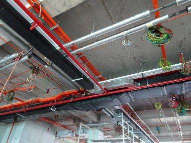 Kuala Lumpur, Malezya - 16 Temmuz 2018: Klima ve havalandırma kanalı inşaat sahasında inşaat işçileri tarafından yüklü. Serin hava ve kontrol odaları sıcaklık dağıtma.  