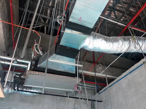 马来西亚吉隆坡 2018年7月16日 施工工人在施工现场安装空调和通风管道 分配冷空气和控制房间温度 — 图库照片