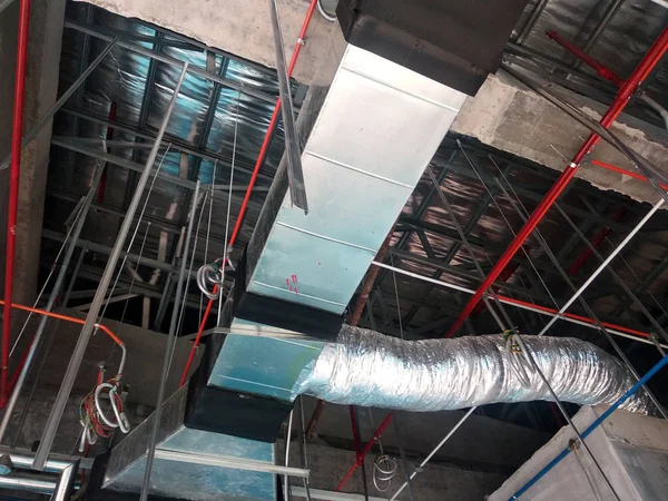 马来西亚吉隆坡 2018年7月16日 施工工人在施工现场安装空调和通风管道 分配冷空气和控制房间温度 — 图库照片