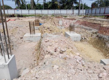 Selangor, Malezya-14 Temmuz 2016: Beton yığını kap concreted İstanbul Malezya inşaat sahasında. Yığını kap temel yapı parçasıdır. 