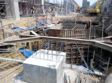 Selangor, Malezya-14 Temmuz 2016: Beton yığını kap concreted İstanbul Malezya inşaat sahasında. Yığını kap temel yapı parçasıdır. 