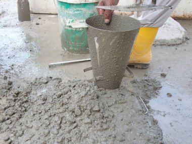 Kuala Lumpur, Malezya 23 Aralık 2015: inşaat işçileri çökme yapıyor inşaat alanında belirli donanımları kullanarak sınayın. Danışman tarafından tanık. 