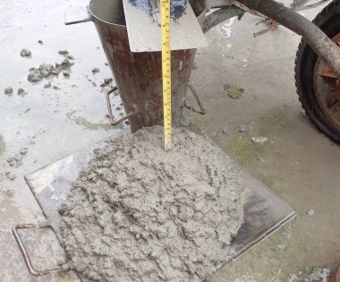 Kuala Lumpur, Malezya 23 Aralık 2015: inşaat işçileri çökme yapıyor inşaat alanında belirli donanımları kullanarak sınayın. Danışman tarafından tanık. 