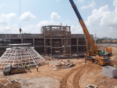 Selangor, Malezya-11 Ağustos 2016: Vinçler-Mobil vinç ağır malzeme inşaat alanında kaldırma için kullanılan ağır makine olduğunu.  