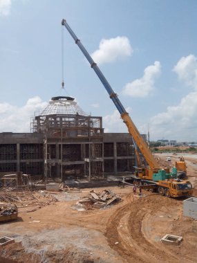 Selangor, Malezya-11 Ağustos 2016: Vinçler-Mobil vinç ağır malzeme inşaat alanında kaldırma için kullanılan ağır makine olduğunu.  