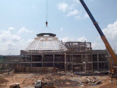 Selangor, Malezya-11 Ağustos 2016: Vinçler-Mobil vinç ağır malzeme inşaat alanında kaldırma için kullanılan ağır makine olduğunu.  