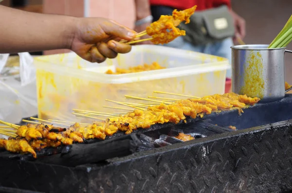 サテと呼ばれるマレーシアの有名な料理 肉や鶏のミックス スパイスでマリネ熱い炭を使ってのグリル — ストック写真