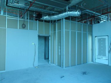 Kuala Lumpur, Malezya-6 Ekim 2018: Drywall yükleme yapım aşamasında şantiyede inşaat işçileri tarafından. Bölüm için bir iç duvar yapmanın en kolay ve en ucuz yolu olduğunu. 