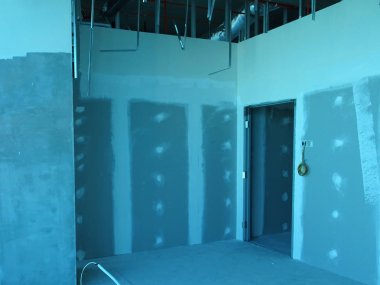 Kuala Lumpur, Malezya-6 Ekim 2018: Drywall yükleme yapım aşamasında şantiyede inşaat işçileri tarafından. Bölüm için bir iç duvar yapmanın en kolay ve en ucuz yolu olduğunu. 