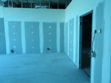 Kuala Lumpur, Malezya-6 Ekim 2018: Drywall yükleme yapım aşamasında şantiyede inşaat işçileri tarafından. Bölüm için bir iç duvar yapmanın en kolay ve en ucuz yolu olduğunu. 