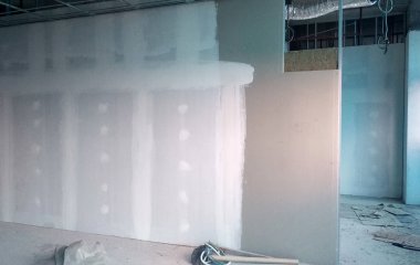 Kuala Lumpur, Malezya-6 Ekim 2018: Drywall yükleme yapım aşamasında şantiyede inşaat işçileri tarafından. Bölüm için bir iç duvar yapmanın en kolay ve en ucuz yolu olduğunu. 