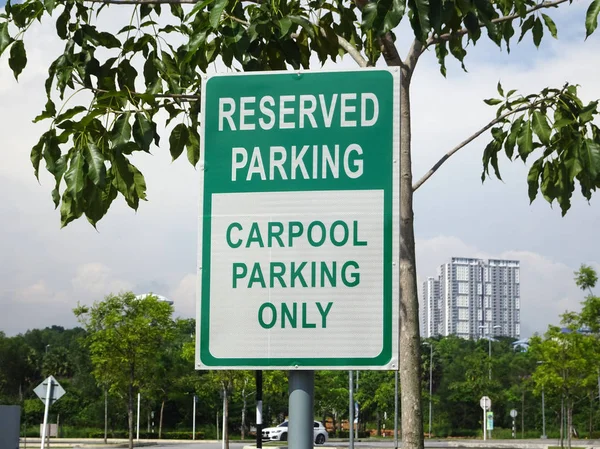 Reserverad Parkering För Människor Som Gör Bilpool Endast Särskilda Parkeringsplatser — Stockfoto