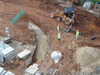 Kuala Lumpur, Malezya-31 Nisan 2017: U-şekil prekast beton drenaj alanında inşaat işçileri tarafından atılmıştır. Muson drenaj kanalı su en yakın su birikintisi veya nehir olarak kullanılan drenaj 