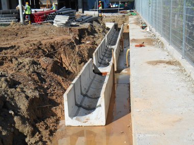 Kuala Lumpur, Malezya-31 Nisan 2017: U-şekil prekast beton drenaj alanında inşaat işçileri tarafından atılmıştır. Muson drenaj kanalı su en yakın su birikintisi veya nehir olarak kullanılan drenaj 