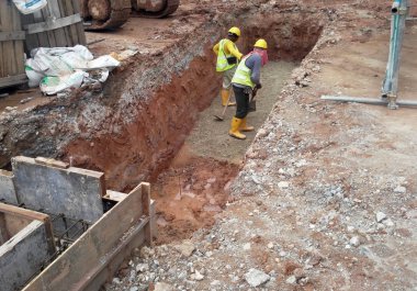 Kuala Lumpur, Malezya-31 Nisan 2017: U-şekil prekast beton drenaj alanında inşaat işçileri tarafından atılmıştır. Muson drenaj kanalı su en yakın su birikintisi veya nehir olarak kullanılan drenaj 