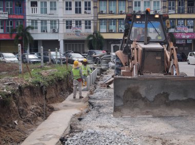 Kuala Lumpur, Malezya-31 Nisan 2017: U-şekil prekast beton drenaj alanında inşaat işçileri tarafından atılmıştır. Muson drenaj kanalı su en yakın su birikintisi veya nehir olarak kullanılan drenaj 