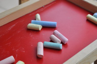 Çeşitli renk beyaz tahta tebeşir