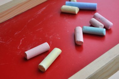 Çeşitli renk beyaz tahta tebeşir