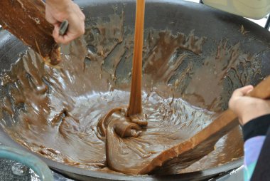 Dodol derin krater içinde karıştırılır.