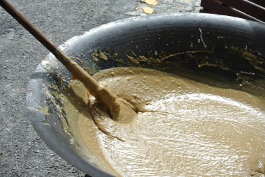 Dodol derin krater içinde karıştırılır.