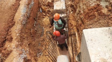 Kuala Lumpur, Malezya-29 Ocak 2018: drenaj şantiyede inşaat işçileri tarafından inşa edilmiştir. Muson drenaj kanalı su en yakın su birikintisi veya nehir olarak kullanılan drenaj 