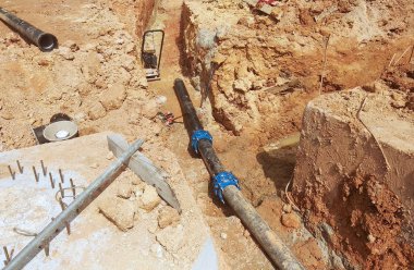 Kuala Lumpur, Malezya-14 Temmuz 2018: yeraltı yardımcı programı ve inşaat sahasında sığ siperlerde Hizmetleri boru tamir işçileri. El ile yapılan bir iş tamir.     