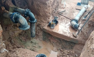 Kuala Lumpur, Malezya-14 Temmuz 2018: yeraltı yardımcı programı ve inşaat sahasında sığ siperlerde Hizmetleri boru tamir işçileri. El ile yapılan bir iş tamir.     