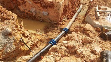 Kuala Lumpur, Malezya-14 Temmuz 2018: yeraltı yardımcı programı ve inşaat sahasında sığ siperlerde Hizmetleri boru tamir işçileri. El ile yapılan bir iş tamir.     