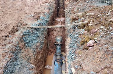 Kuala Lumpur, Malezya-14 Temmuz 2018: yeraltı yardımcı programı ve inşaat sahasında sığ siperlerde Hizmetleri boru tamir işçileri. El ile yapılan bir iş tamir.     