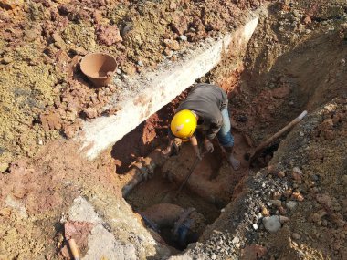 Kuala Lumpur, Malezya-14 Temmuz 2018: yeraltı yardımcı programı ve inşaat sahasında sığ siperlerde Hizmetleri boru tamir işçileri. El ile yapılan bir iş tamir.     