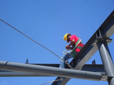 Kuala Lumpur, Malezya-09 Temmuz 2018: hafif çelik çatı makasları imalatı inşaat işçileri. Metal Çatı makas metal çatı tam yükleme işleminden sonra almak olacaktır. 