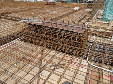 Birlikte küçük tel ve yer kullanarak bağlı takviye çubuğu üstte veya Beton dökme önce kontrplak formu iş içinde.     