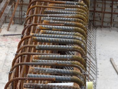 Birlikte küçük tel ve yer kullanarak bağlı takviye çubuğu üstte veya Beton dökme önce kontrplak formu iş içinde.     