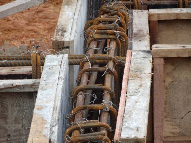 Birlikte küçük tel ve yer kullanarak bağlı takviye çubuğu üstte veya Beton dökme önce kontrplak formu iş içinde.     