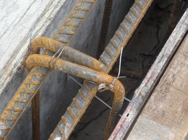 Birlikte küçük tel ve yer kullanarak bağlı takviye çubuğu üstte veya Beton dökme önce kontrplak formu iş içinde.     