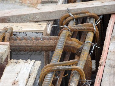 Birlikte küçük tel ve yer kullanarak bağlı takviye çubuğu üstte veya Beton dökme önce kontrplak formu iş içinde.     
