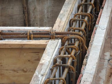 Birlikte küçük tel ve yer kullanarak bağlı takviye çubuğu üstte veya Beton dökme önce kontrplak formu iş içinde.     
