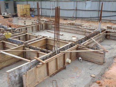 Birlikte küçük tel ve yer kullanarak bağlı takviye çubuğu üstte veya Beton dökme önce kontrplak formu iş içinde.     