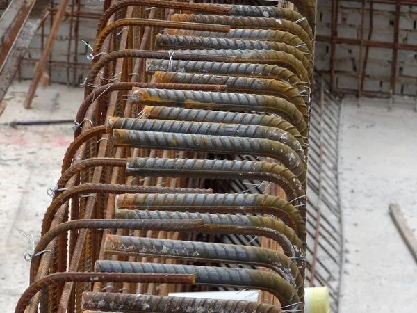 Birlikte küçük tel ve yer kullanarak bağlı takviye çubuğu üstte veya Beton dökme önce kontrplak formu iş içinde.     