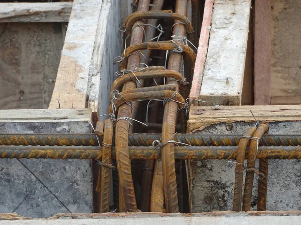 Birlikte küçük tel ve yer kullanarak bağlı takviye çubuğu üstte veya Beton dökme önce kontrplak formu iş içinde.     