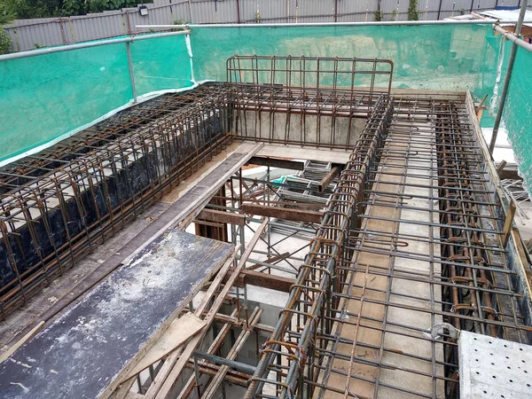 Birlikte küçük tel ve yer kullanarak bağlı takviye çubuğu üstte veya Beton dökme önce kontrplak formu iş içinde.     