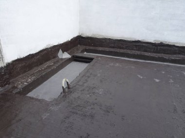 Kuala Lumpur, Malezya-18 Eylül 2018: su geçirmez düz çatı beton yüzeylerde uygulanan kaplamalar. Orada çeşitli katmanları ve katmanlar lif örgü su yalıtım katmanı bağı güçlendirmek için eklendi. 