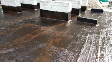Kuala Lumpur, Malezya-18 Eylül 2018: su geçirmez düz çatı beton yüzeylerde uygulanan kaplamalar. Orada çeşitli katmanları ve katmanlar lif örgü su yalıtım katmanı bağı güçlendirmek için eklendi. 