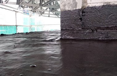 Kuala Lumpur, Malezya-18 Eylül 2018: su geçirmez düz çatı beton yüzeylerde uygulanan kaplamalar. Orada çeşitli katmanları ve katmanlar lif örgü su yalıtım katmanı bağı güçlendirmek için eklendi. 