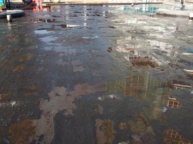 Kuala Lumpur, Malezya-18 Eylül 2018: su geçirmez düz çatı beton yüzeylerde uygulanan kaplamalar. Orada çeşitli katmanları ve katmanlar lif örgü su yalıtım katmanı bağı güçlendirmek için eklendi. 