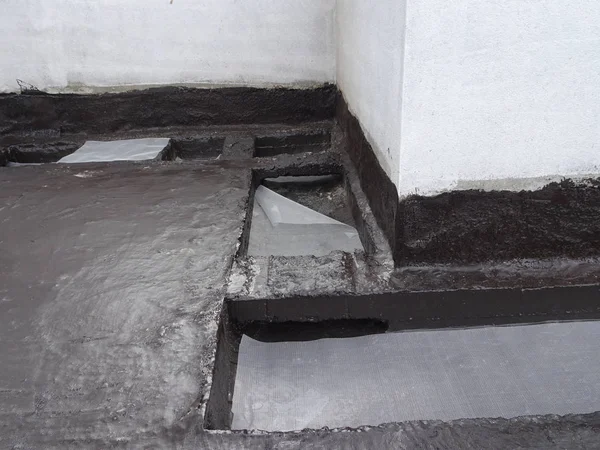 Kuala Lumpur, Malezya-18 Eylül 2018: su geçirmez düz çatı beton yüzeylerde uygulanan kaplamalar. Orada çeşitli katmanları ve katmanlar lif örgü su yalıtım katmanı bağı güçlendirmek için eklendi. 