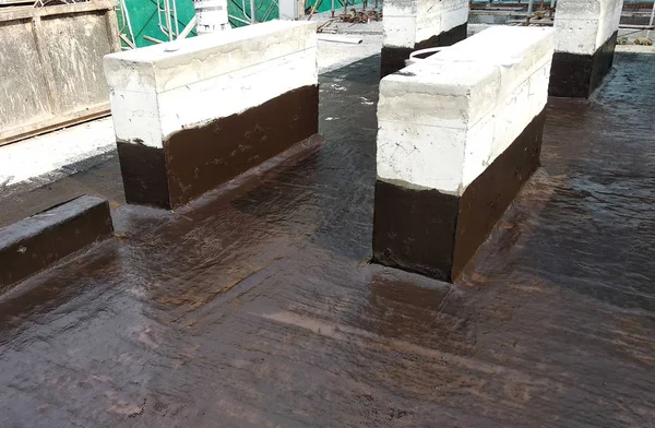 马来西亚吉隆坡 2018年9月18日 防水涂料应用于平顶混凝土表面 添加了几层和几层纤维网 以加强防水层的粘接 — 图库照片