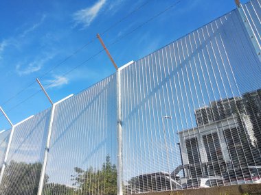 Galvanizli demir yapılan anti-tırmanma eskrim yüklemek çevre veya sınır davetsiz önlemek için özellik. 