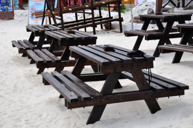 Selangor, Malezya-12 Mayıs 2016: Malezya genel parkta ahşap Bank